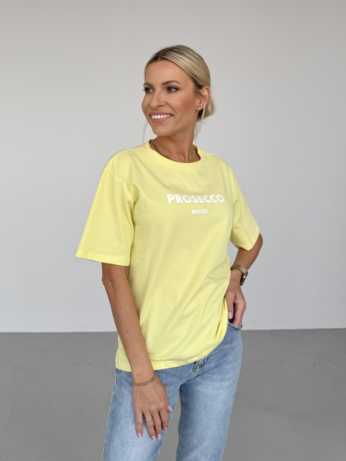 t-shirt damski z logo wiosenny modny kolor luźny outfit