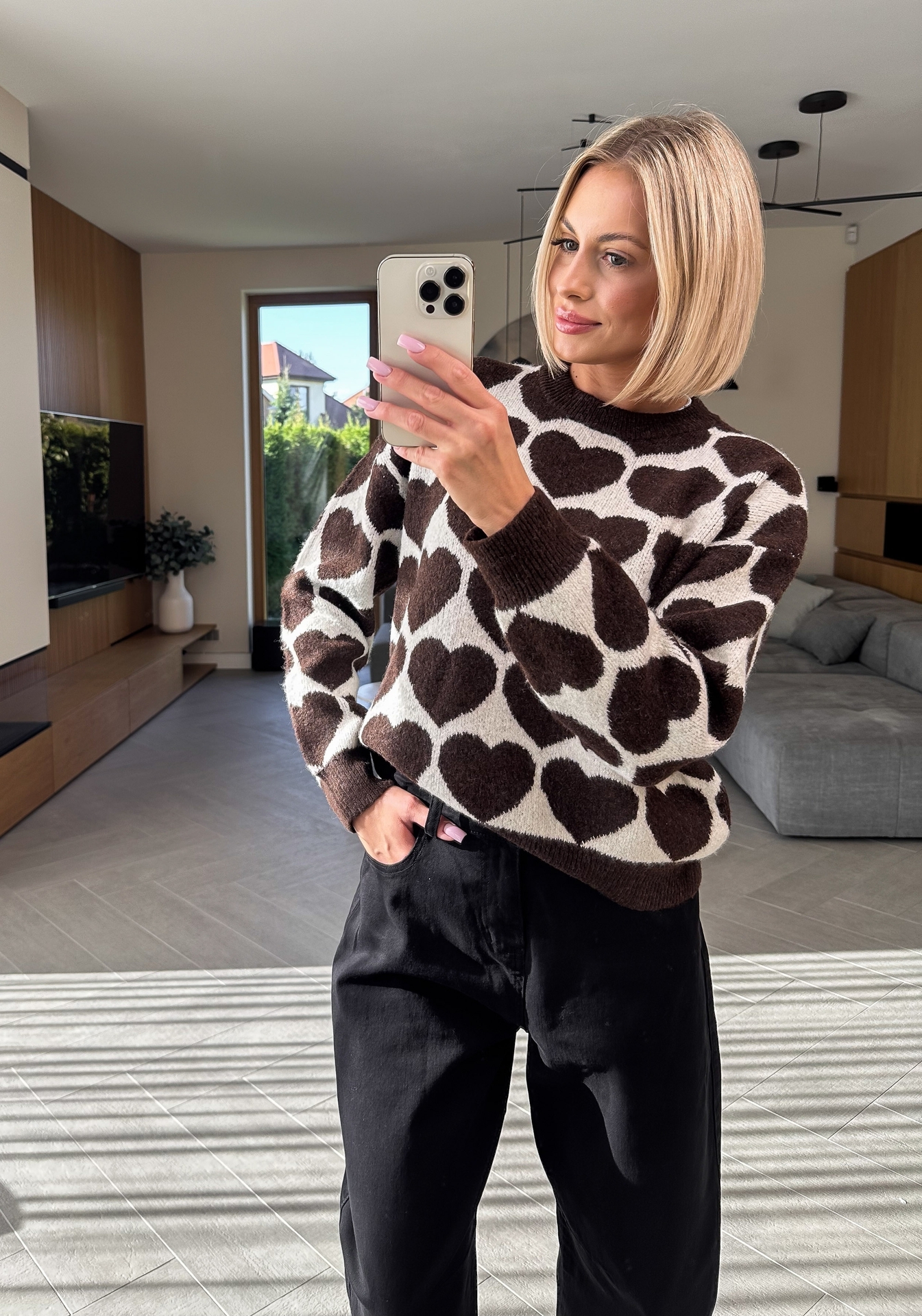 Sweter w Brązowe Serca 1