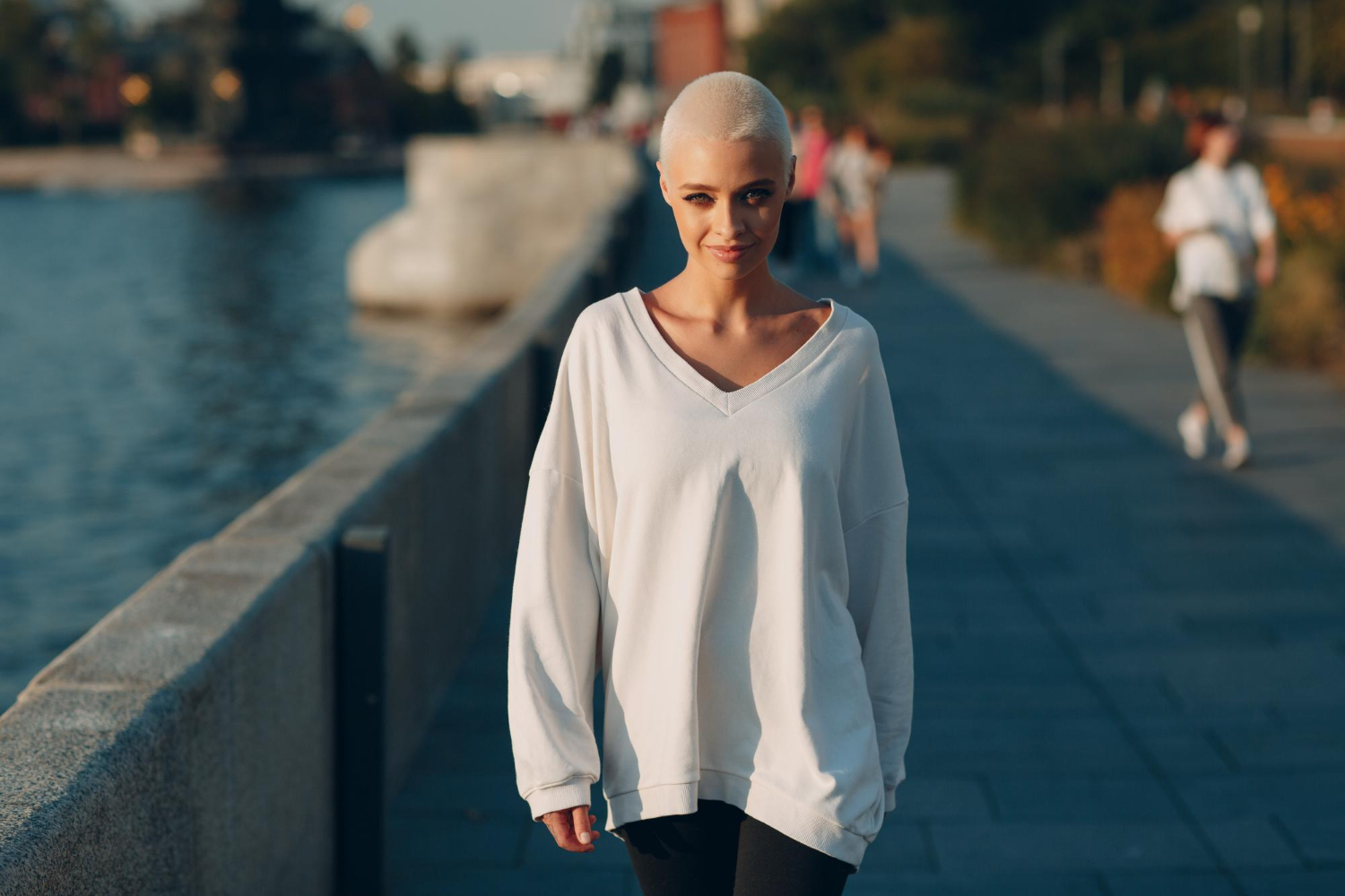 Oversize – moda na luźne, większe ubrania