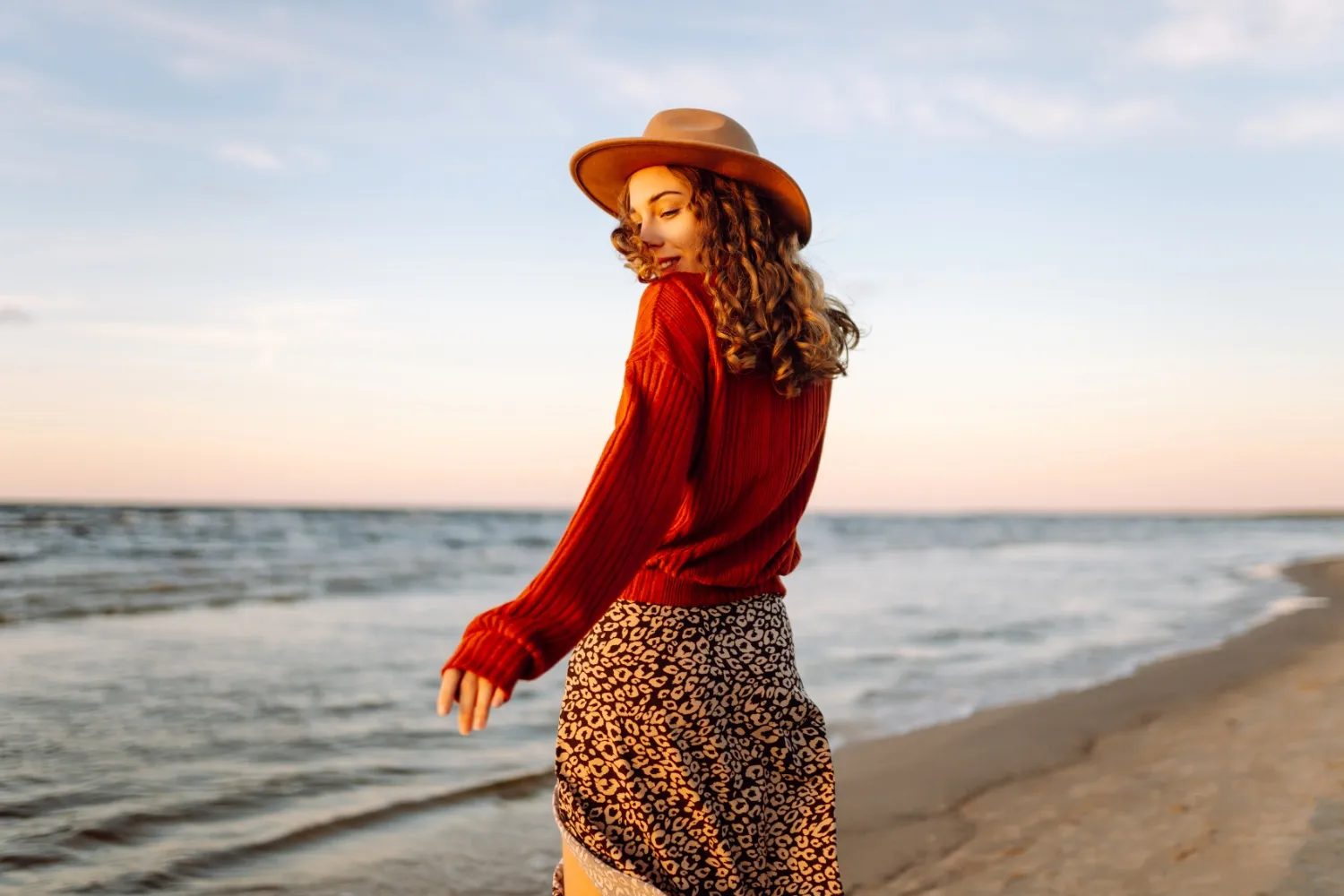 sp&oacute;dnica w panterkę stylizacje