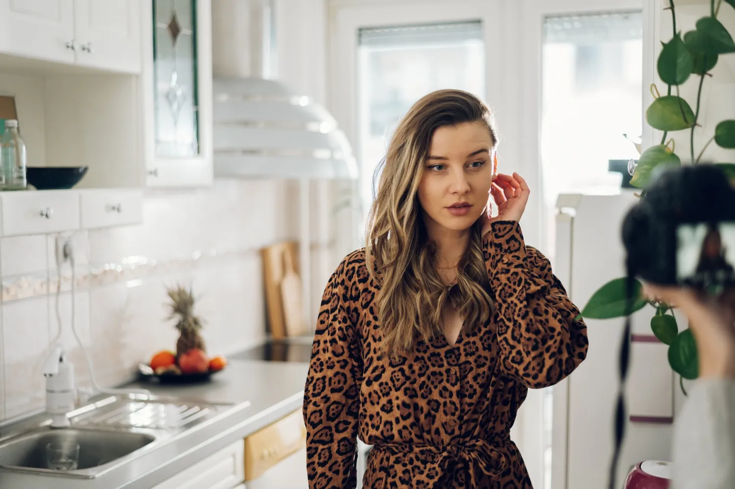 sukienka w panterkę stylizacje